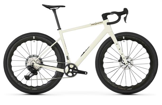 BICI GRAVEL MEGAMO WEST 03 CARBONIO GRX 2x12 DI2 TG.M SAND 2026